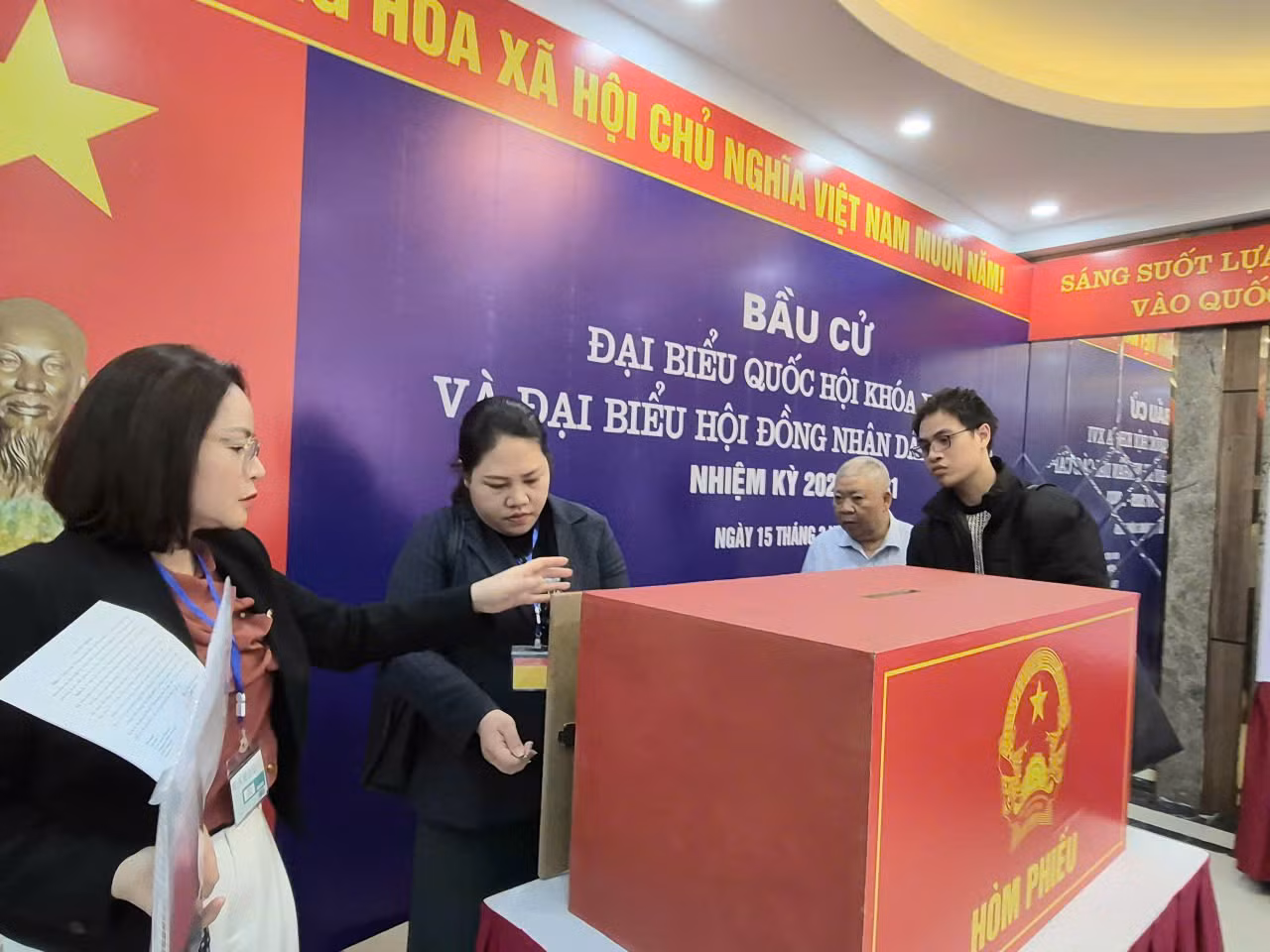Các cán bộ hội viên Cựu Công an nhân dân Việt Nam gửi gắm niềm tin trước ngày bầu cử -0