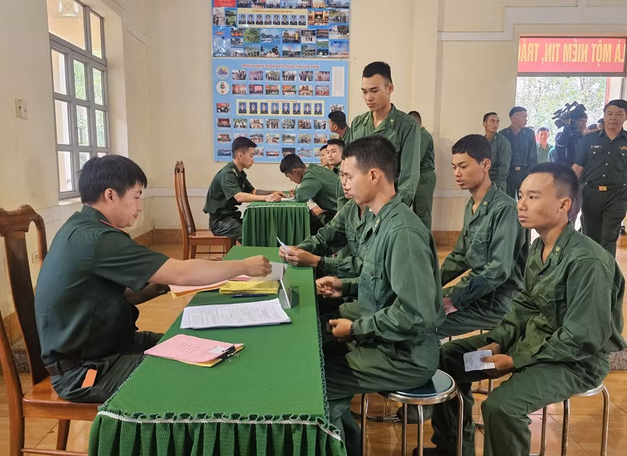 Rộn ràng lá phiếu nơi tuyến đầu Tổ quốc -0