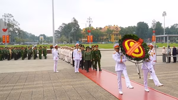 Đoàn đại biểu tuổi trẻ Công an nhân dân vào Lăng viếng Chủ tịch Hồ Chí Minh