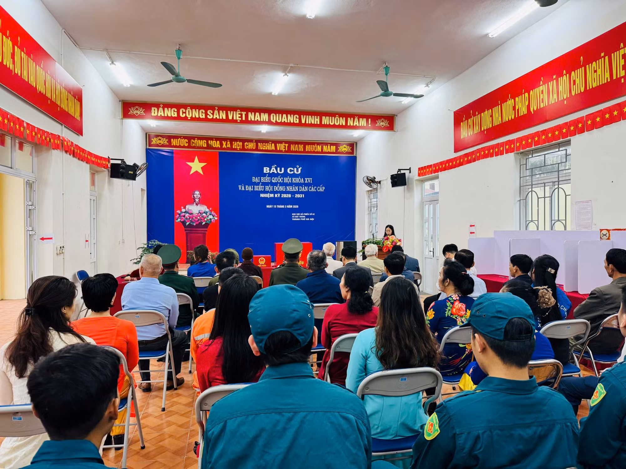 Hà Nội: Mang hòm phiếu đến tận nhà để hỗ trợ cử tri cao tuổi -0