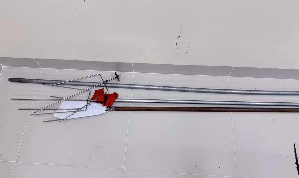 Kịp thời bắt giữ nhóm thanh thiếu niên mang hung khí đập phá nhà dân trong đêm -0