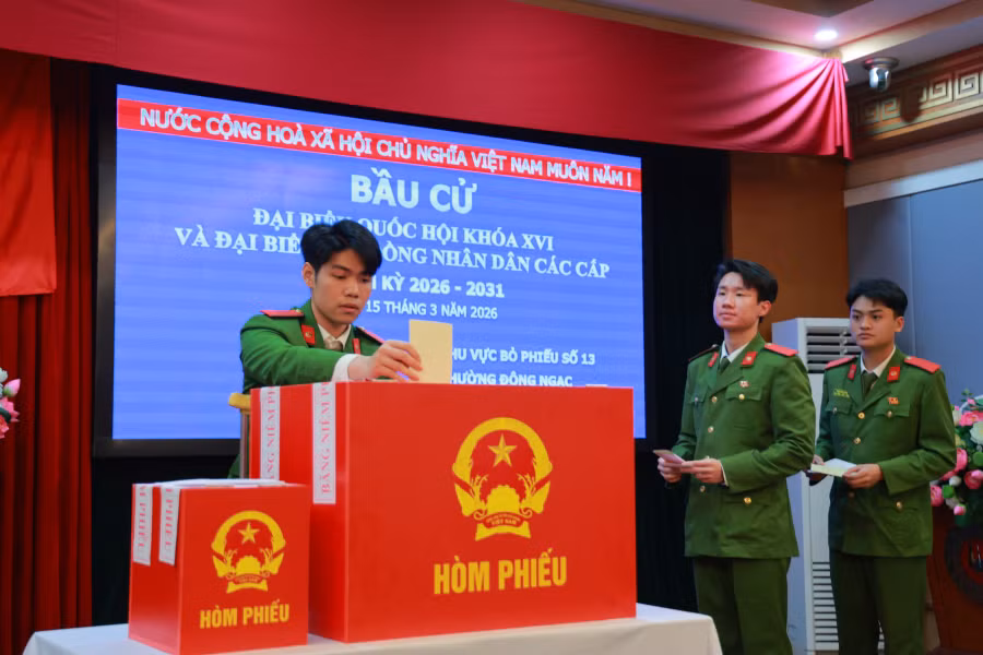 Niềm tự hào của học viên CAND trong lần đầu cầm lá phiếu -0