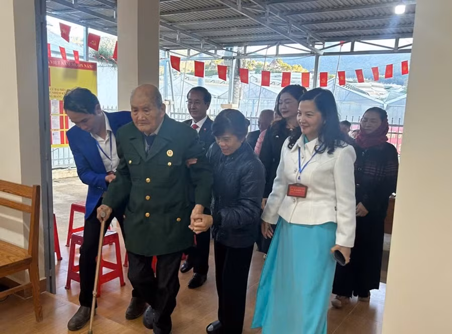Hành trình 80 năm với lá phiếu cử tri của cụ ông 103 tuổi -0