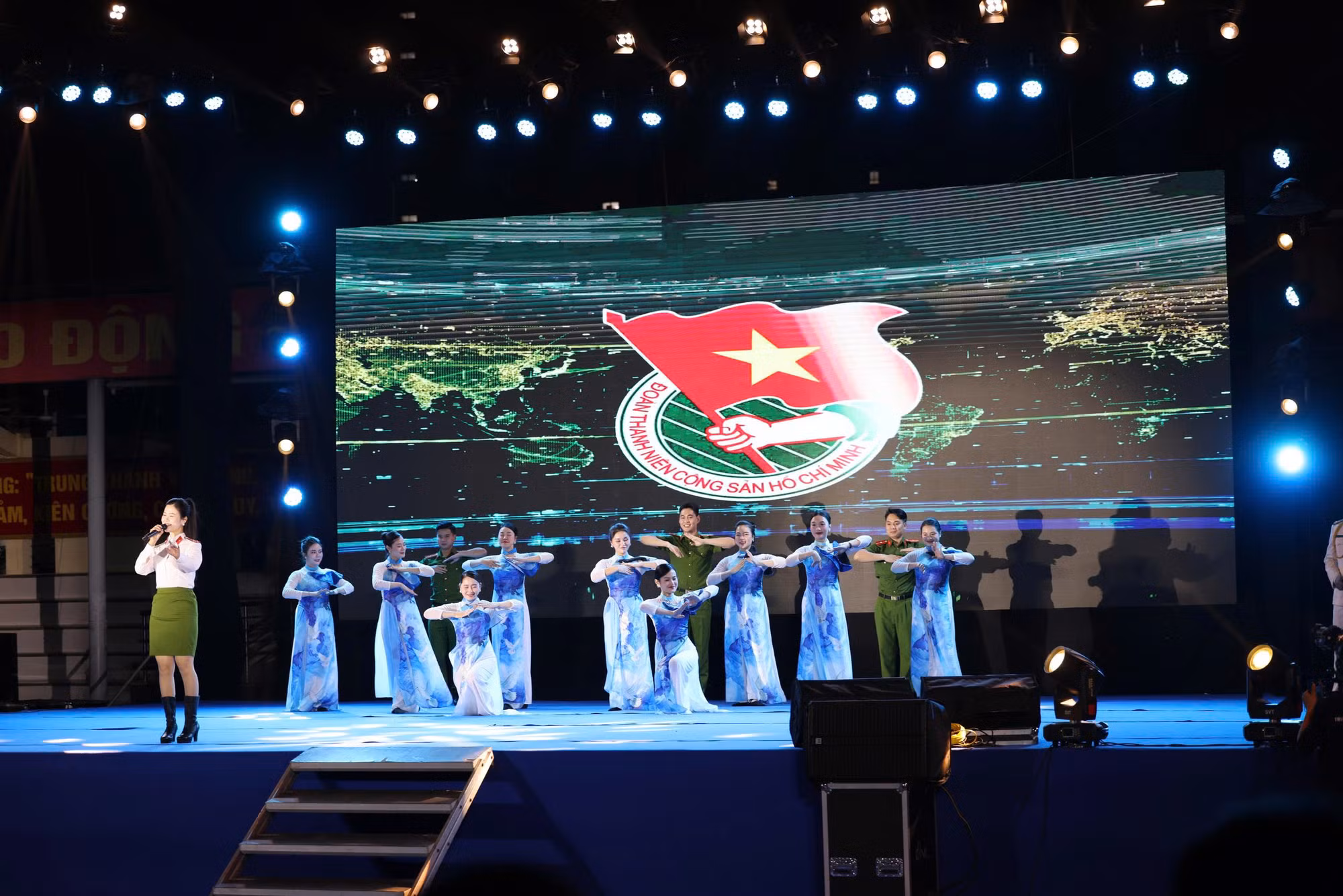 “Món quà đặc biệt” dành cho các tân binh -0
