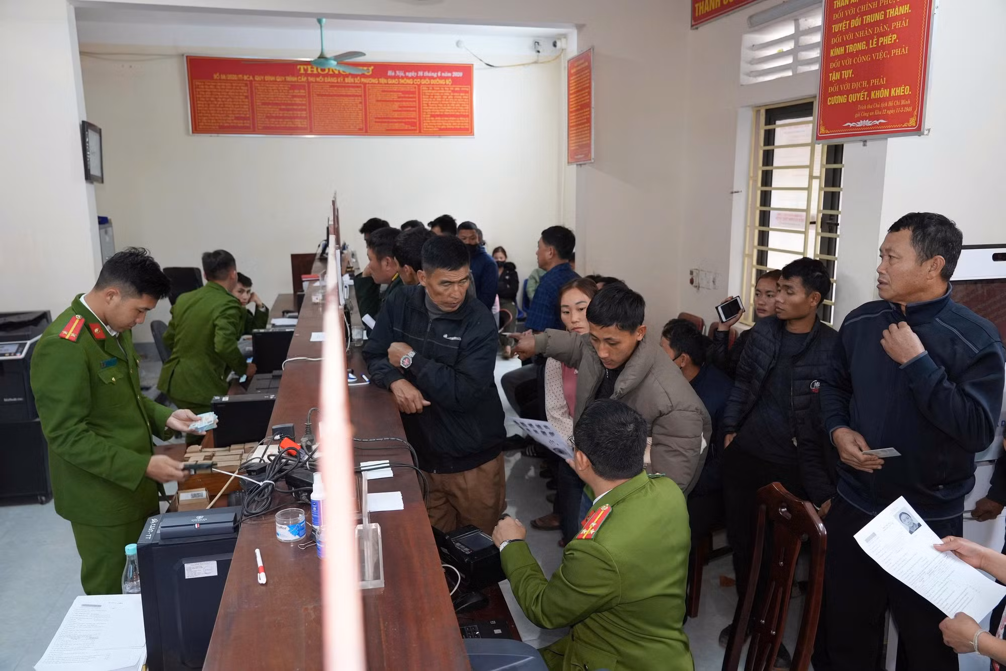 Công an xã Mường Xén căng mình hỗ trợ cử tri trước ngày bầu cử -0