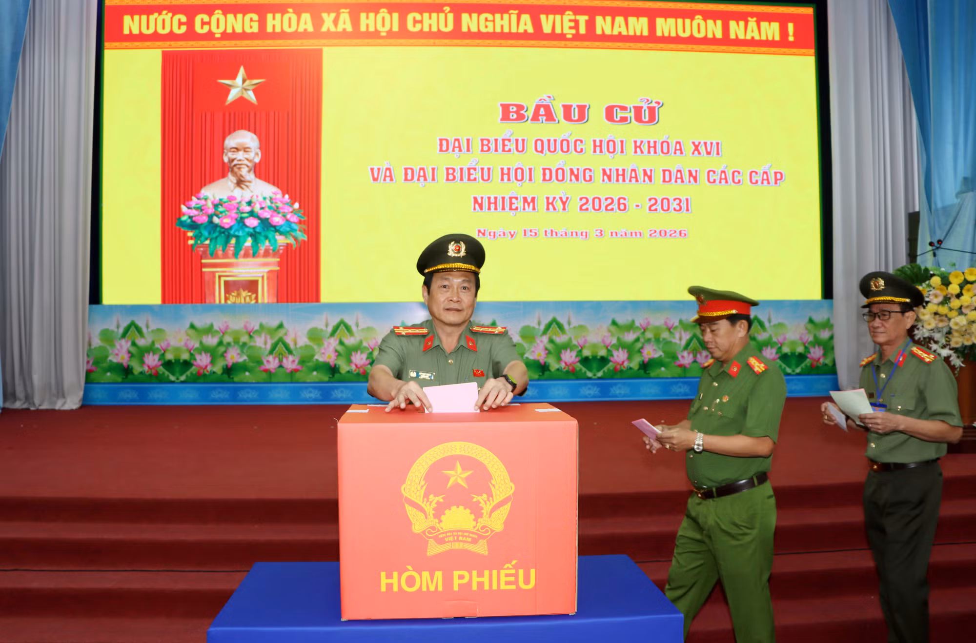 Rộn ràng “Ngày hội non sông” nơi địa đầu cực Nam của Tổ quốc -0