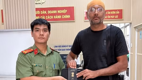 Người nước ngoài vui mừng nhận lại tài sản bị thất lạc