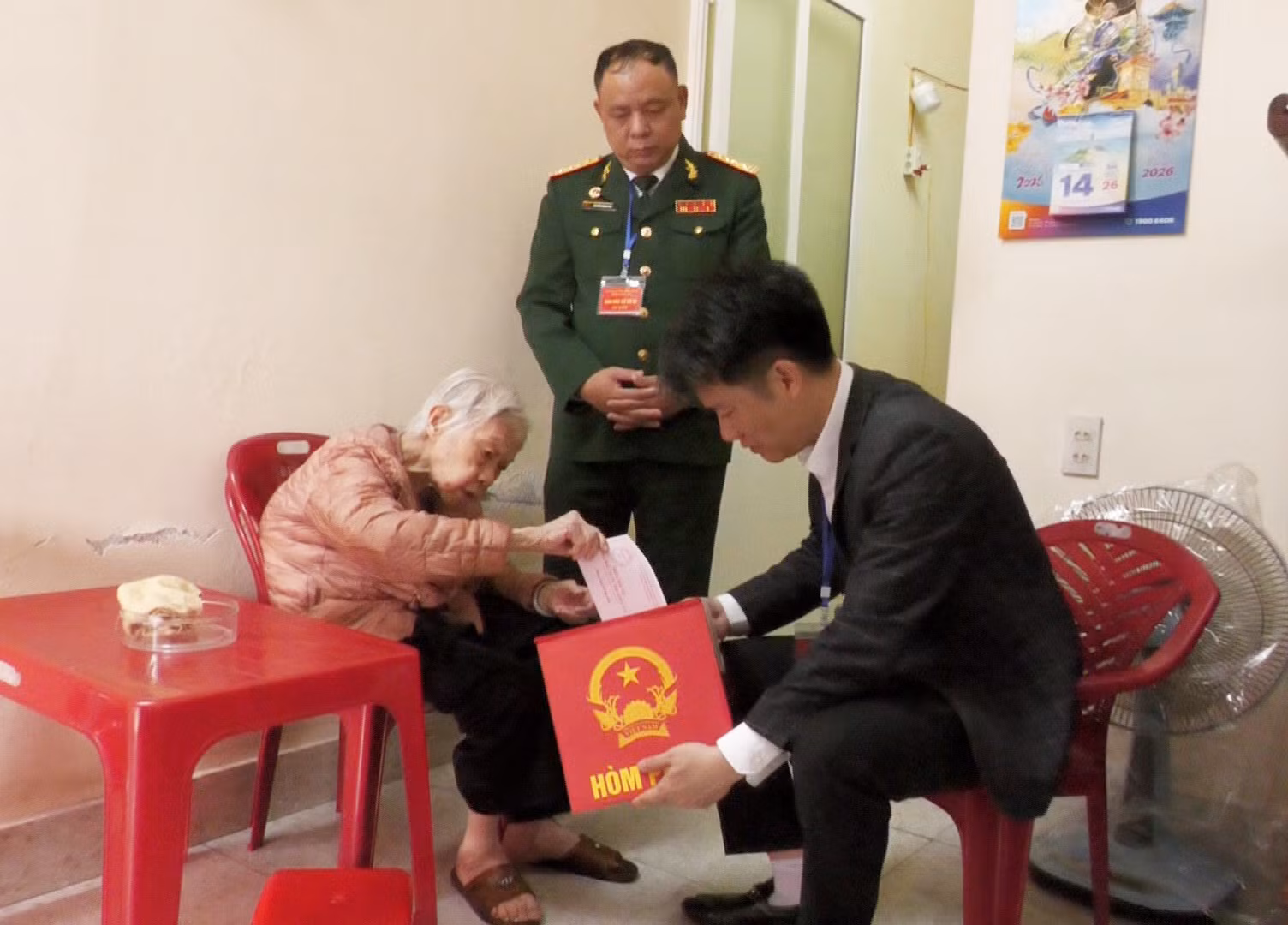 Công an Hải Phòng dìu bước cử tri cao tuổi đến ngày hội non sông -0