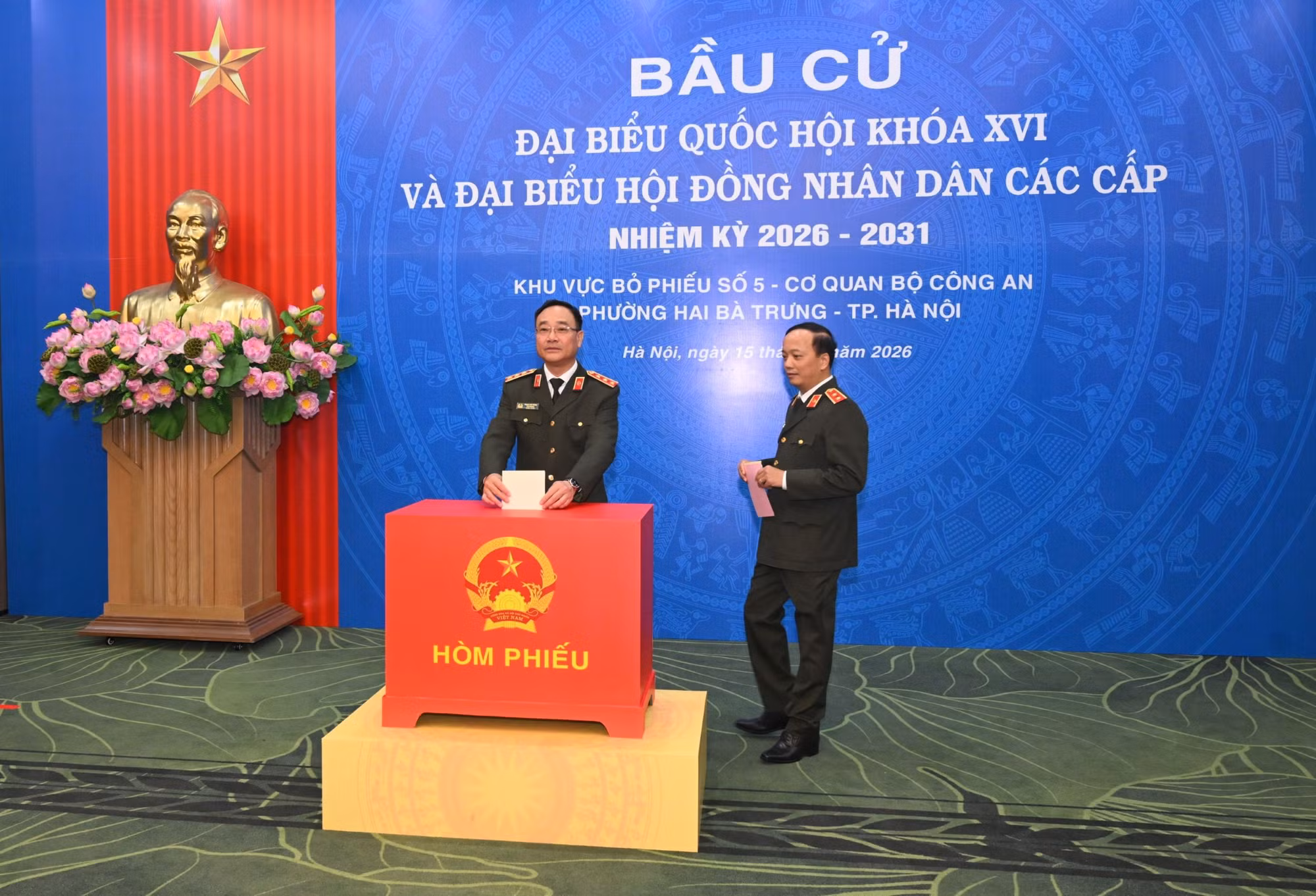 Lãnh đạo Bộ Công an tham gia bỏ phiếu khu vực bỏ phiếu số 5, đơn vị bầu cử số 1 -0