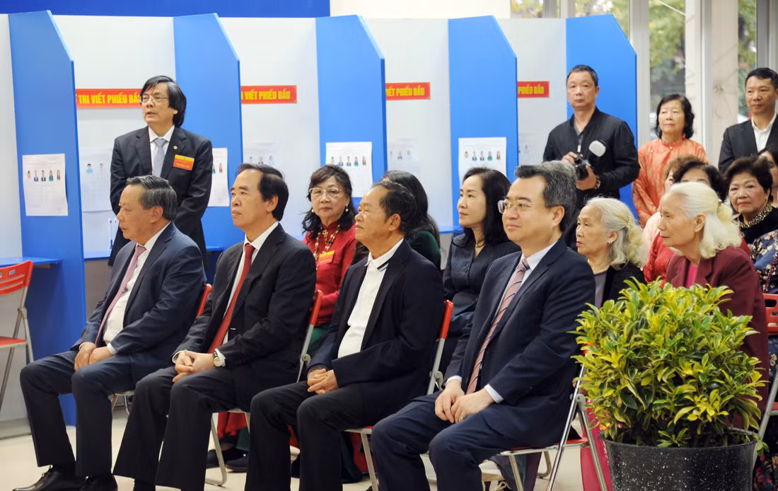 Bộ trưởng Lương Tam Quang bỏ phiếu bầu cử, thực hiện quyền và nghĩa vụ công dân -0