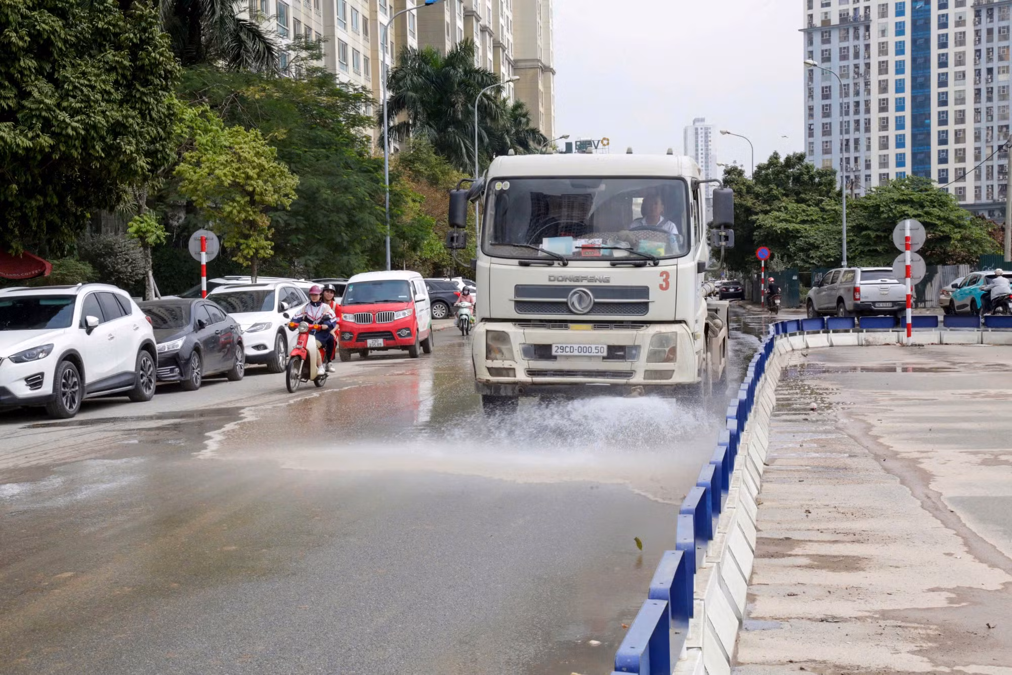Công an truy tìm xe tải làm rơi vãi bùn đất khiến nhiều người trượt ngã nguy hiểm -0