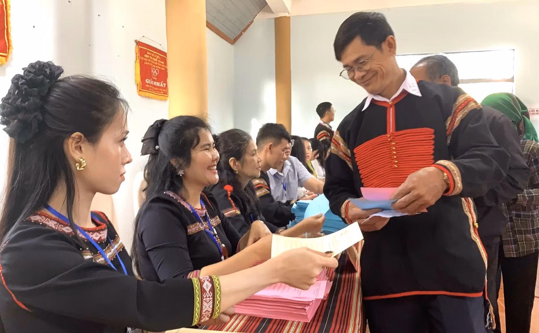 Đồng bào các dân tộc ở Tây Nguyên hân hoan đi bầu cử -0