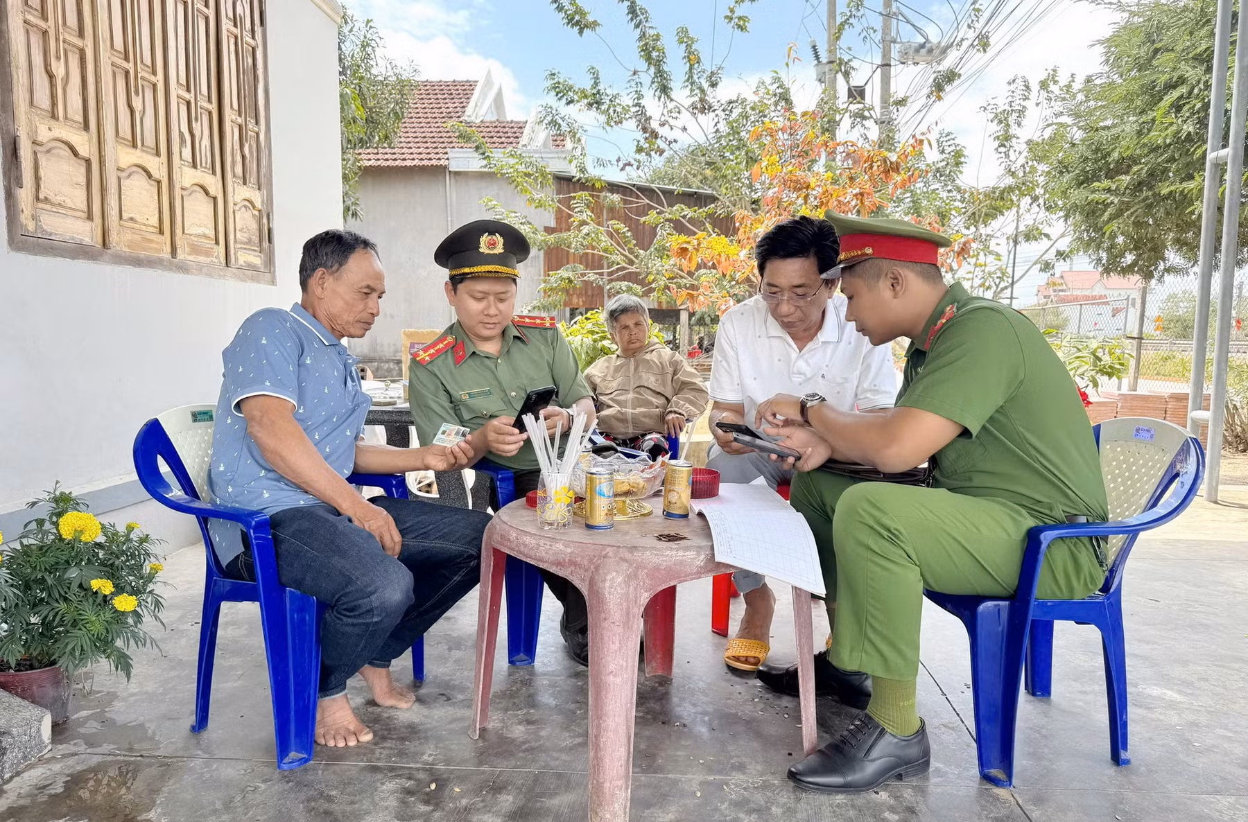 Công an tỉnh Khánh Hòa tăng cường gần dân, hiểu dân, giúp dân -0
