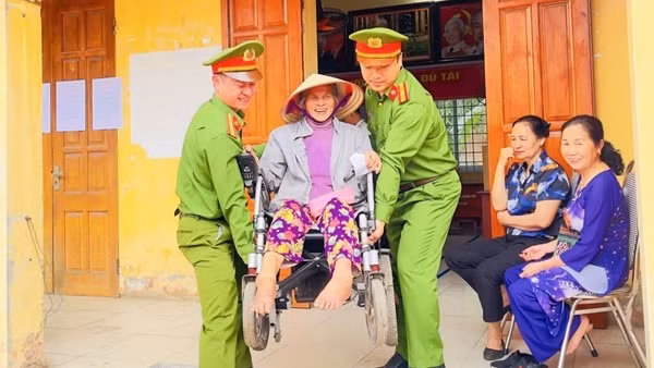 Những hình ảnh đẹp của lực lượng Công an trong ngày bầu cử