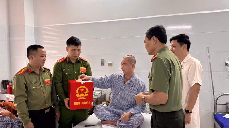 Cử tri cả nước thực hiện quyền và nghĩa vụ thiêng liêng của công dân -0