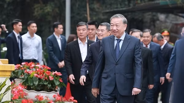 Cử tri cả nước thực hiện quyền và nghĩa vụ thiêng liêng của công dân