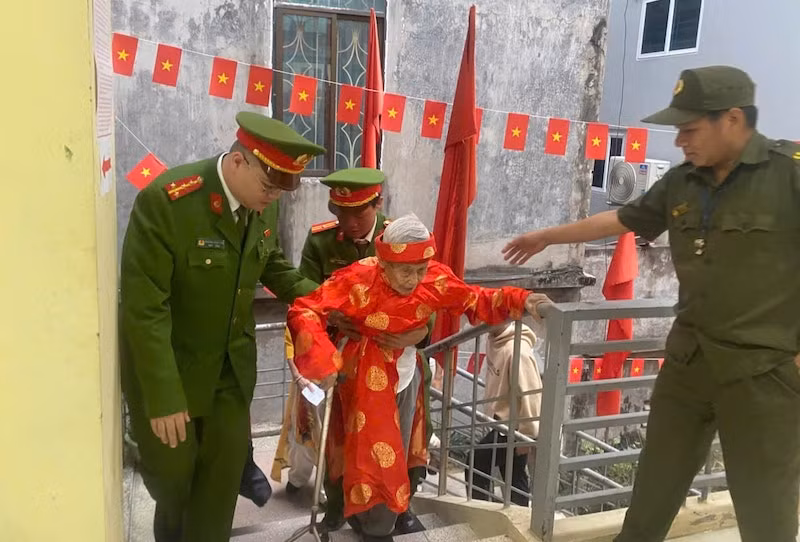 Những hình ảnh đẹp của Công an Thủ đô trong ngày bầu cử -0
