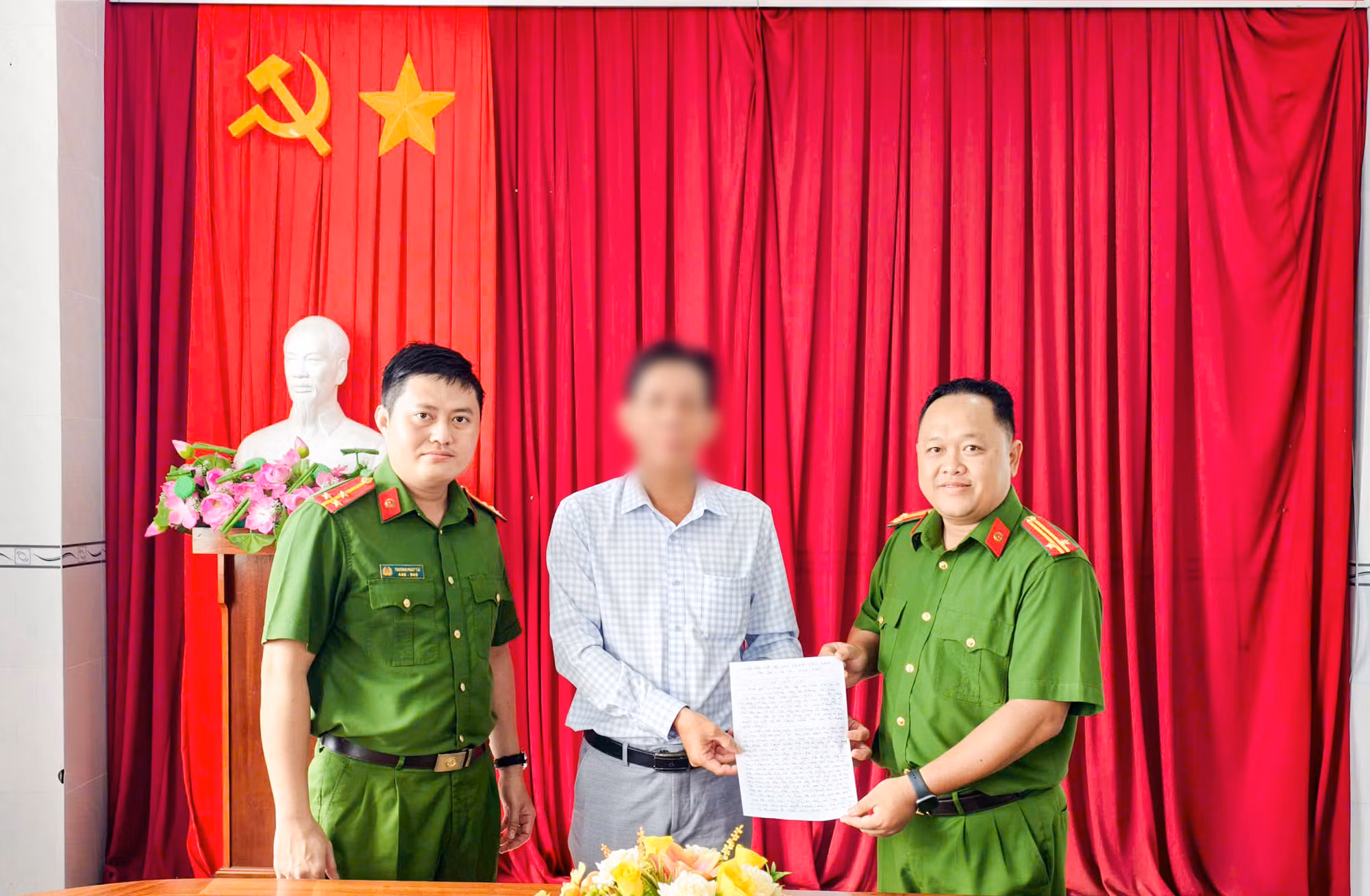 Công an phường hỗ trợ người dân nhận lại gần 1 tỷ đồng chuyển knhầm -0