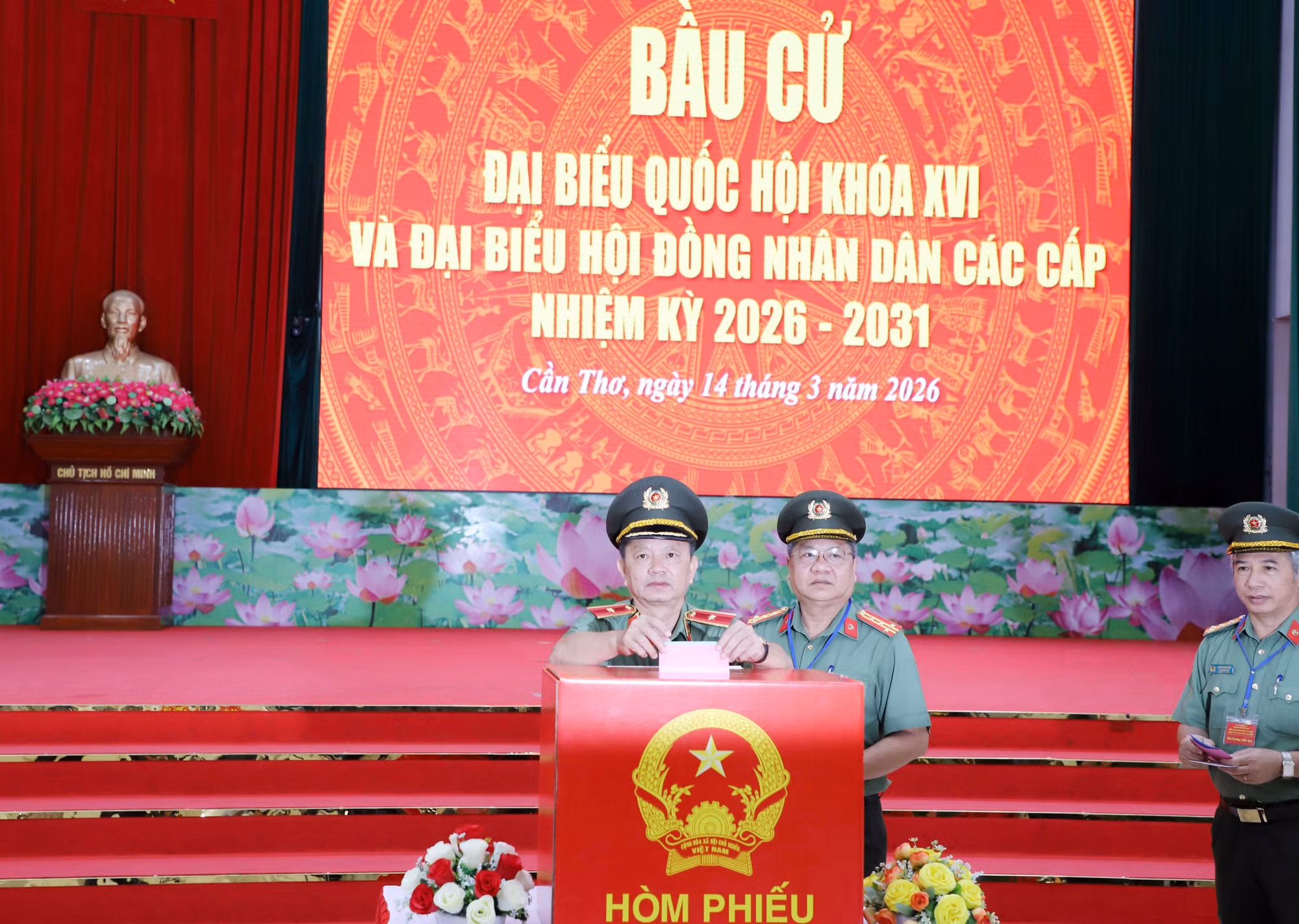 Cử tri là CBCS Công an, lực lượng tham gia bảo vệ ANTT cơ sở ở Cần Thơ hân hoan bỏ phiếu bầu cử sớm -0