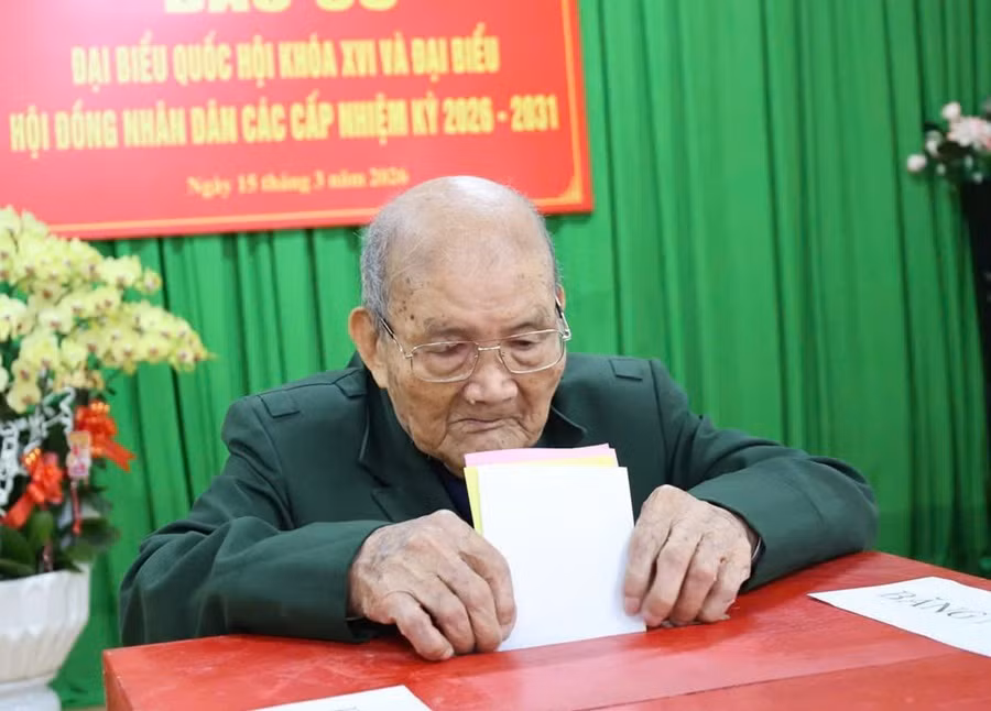 Hành trình 80 năm với lá phiếu cử tri của cụ ông 103 tuổi -0