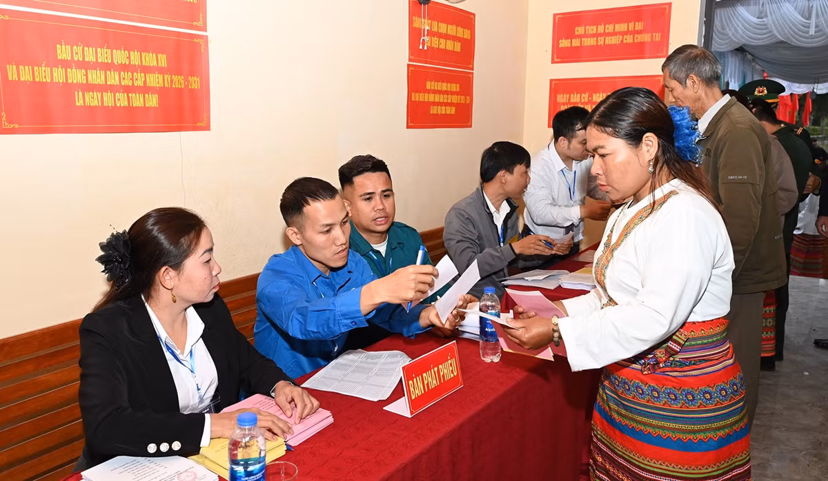 Cảnh sát dùng xe chuyên dụng hỗ trợ cử tri dân tộc Chứt đi bỏ phiếu -0