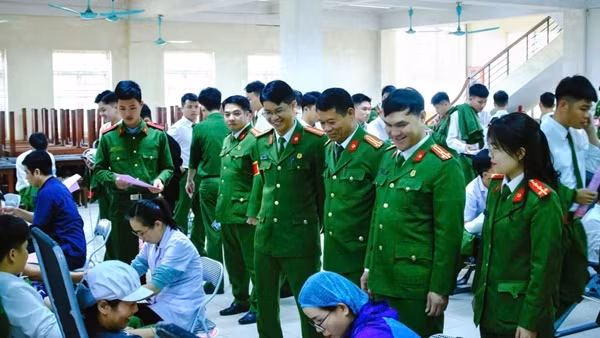 800 cán bộ, học viên Trường Cao đẳng CSND I hiến máu vì đồng đội thân yêu