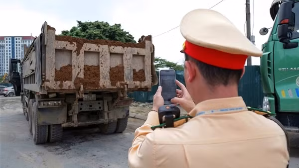 Xử phạt xe tải làm rơi vãi bùn đất khiến nhiều người trượt ngã