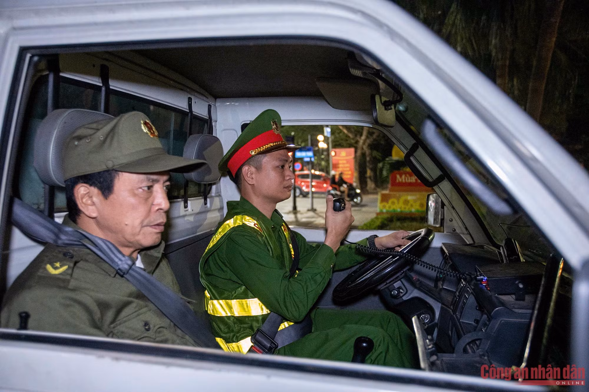 Công an Hà Nội tuần tra đêm, siết chặt an ninh sẵn sàng ngày bầu cử -1