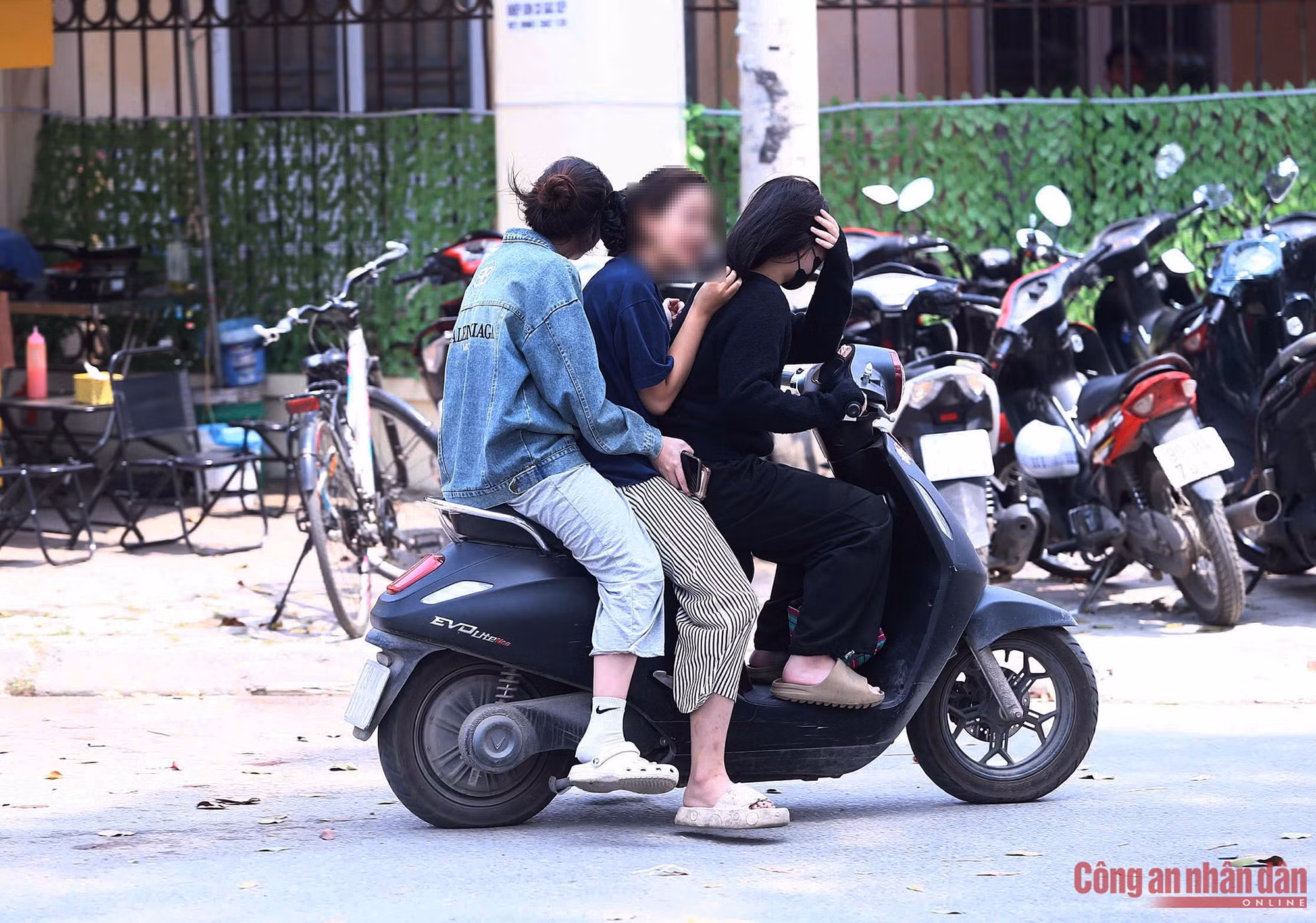 Cảnh sát kiểm soát xe đưa đón học sinh, tài xế được test nồng độ cồn và ma túy -1
