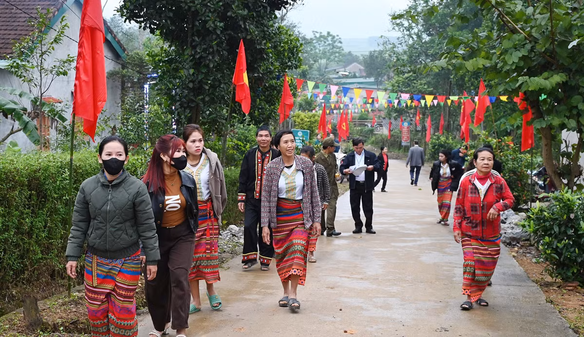 Cảnh sát dùng xe chuyên dụng hỗ trợ cử tri dân tộc Chứt đi bỏ phiếu -0