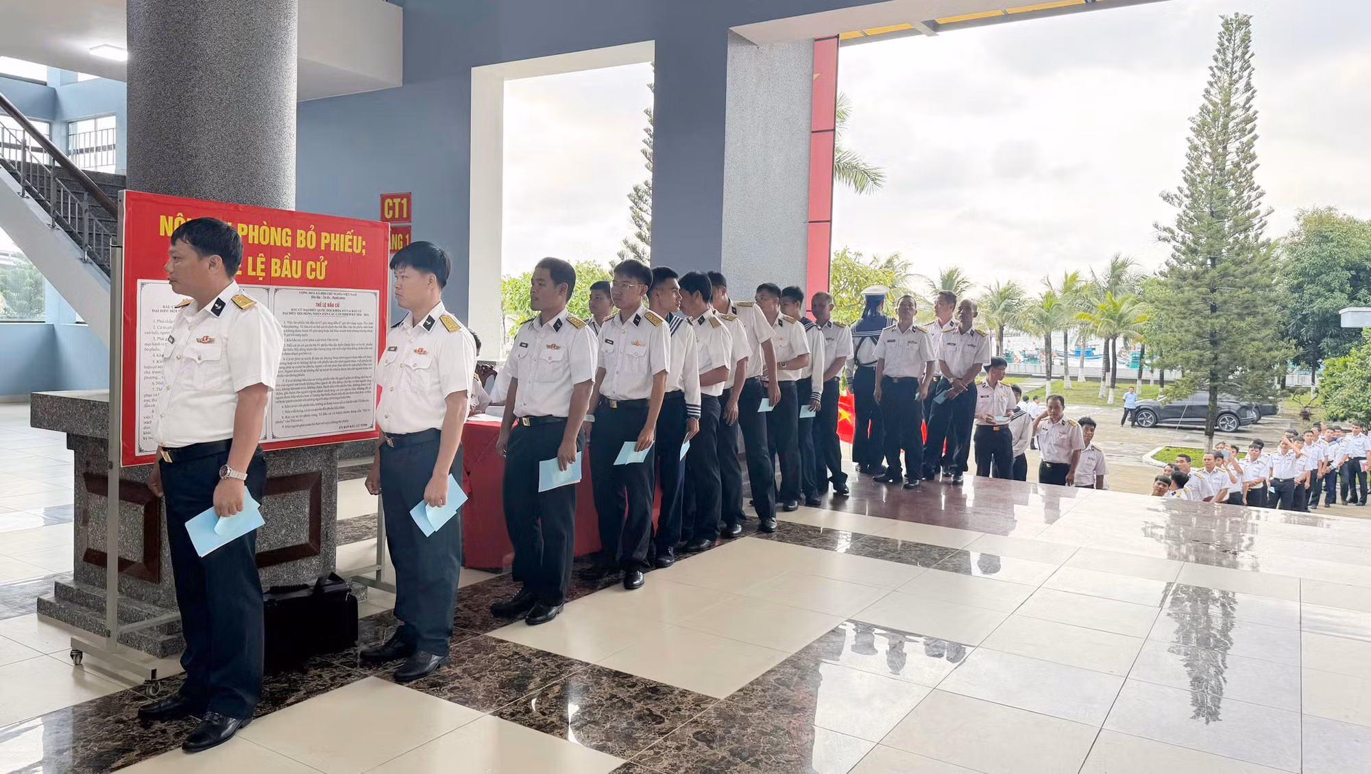 Cử tri thuộc Lữ đoàn 127 Vùng 5 Hải quân bỏ phiếu bầu cử sớm -0
