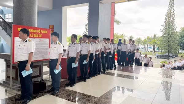 Cử tri thuộc Lữ đoàn 127 Vùng 5 Hải quân bỏ phiếu bầu cử sớm