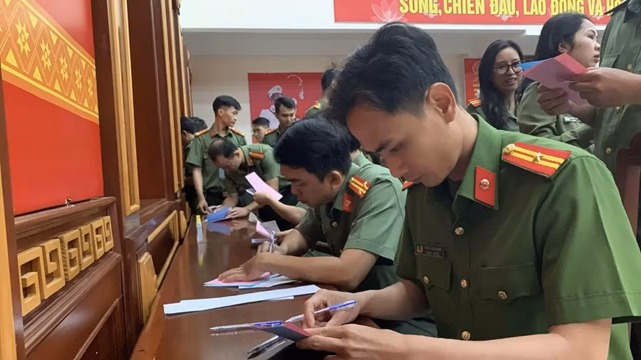 Rộn ràng lá phiếu nơi tuyến đầu Tổ quốc -0