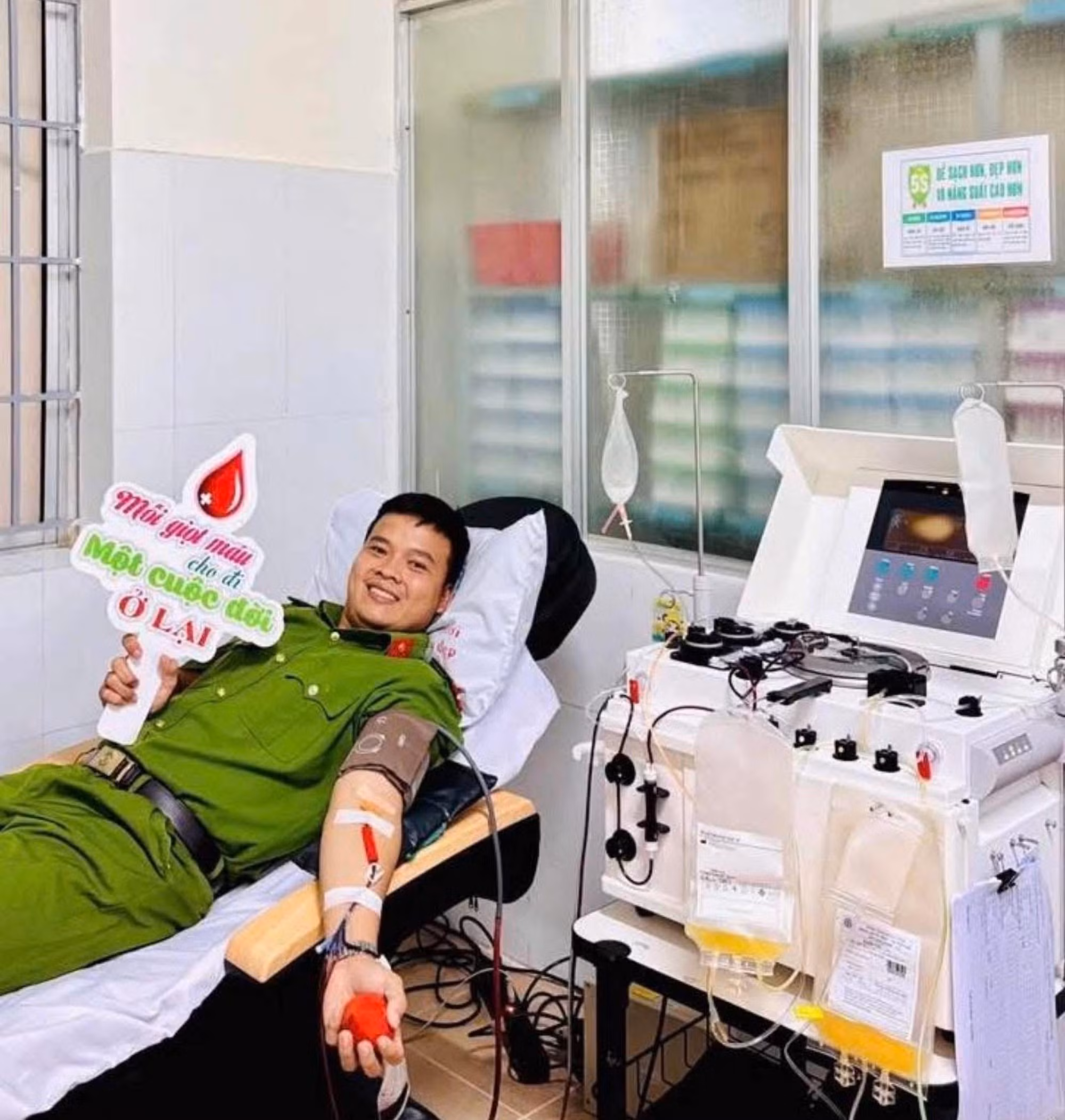Lan tỏa hình ảnh cán bộ, chiến sĩ Công an Quảng Ngãi tham gia hiến máu tình nguyện trong những ngày trực chiến bảo vệ ngày bầu cử 15/3 -0