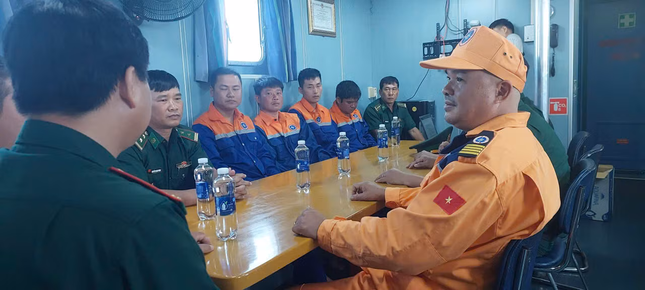 Cứu nạn thành công 4 thuyền viên tàu vận tải bị chìm trên biển -0