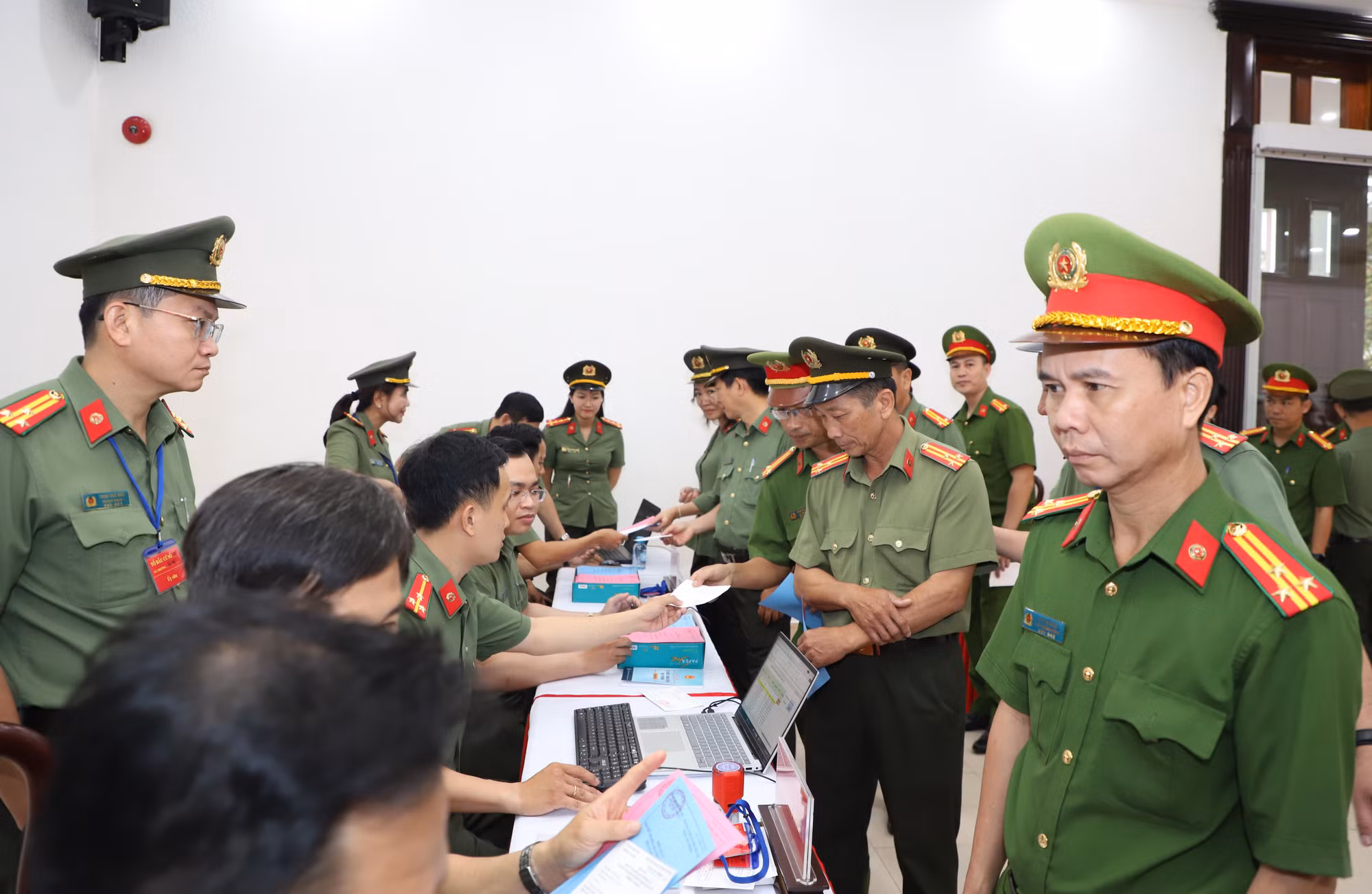 Cử tri là CBCS Công an, lực lượng tham gia bảo vệ ANTT cơ sở ở Cần Thơ hân hoan bỏ phiếu bầu cử sớm -0