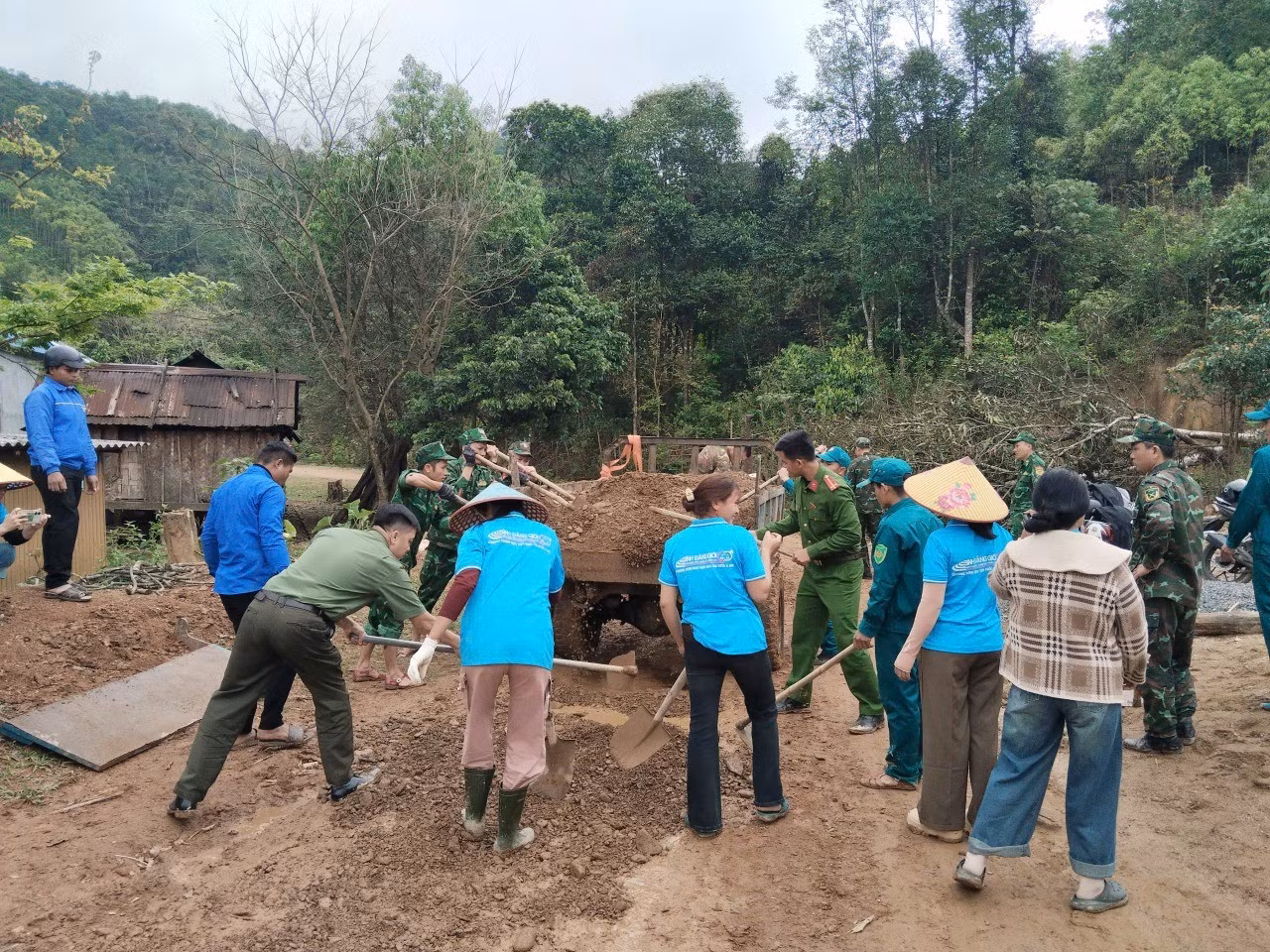 Bà còn biên giới Trường Sơn náo nức mừng ngày hội lớn -0
