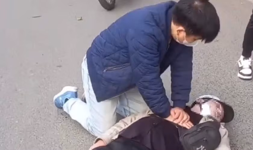 Khen thưởng đột xuất bác sĩ ép tim cứu người giữa đường -0