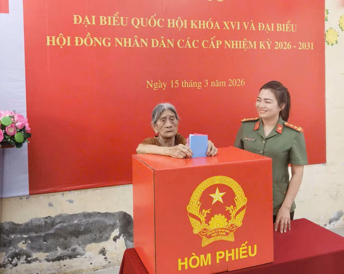 Cụ bà 100 tuổi đi bỏ phiếu bầu cử ở Cần Thơ -1