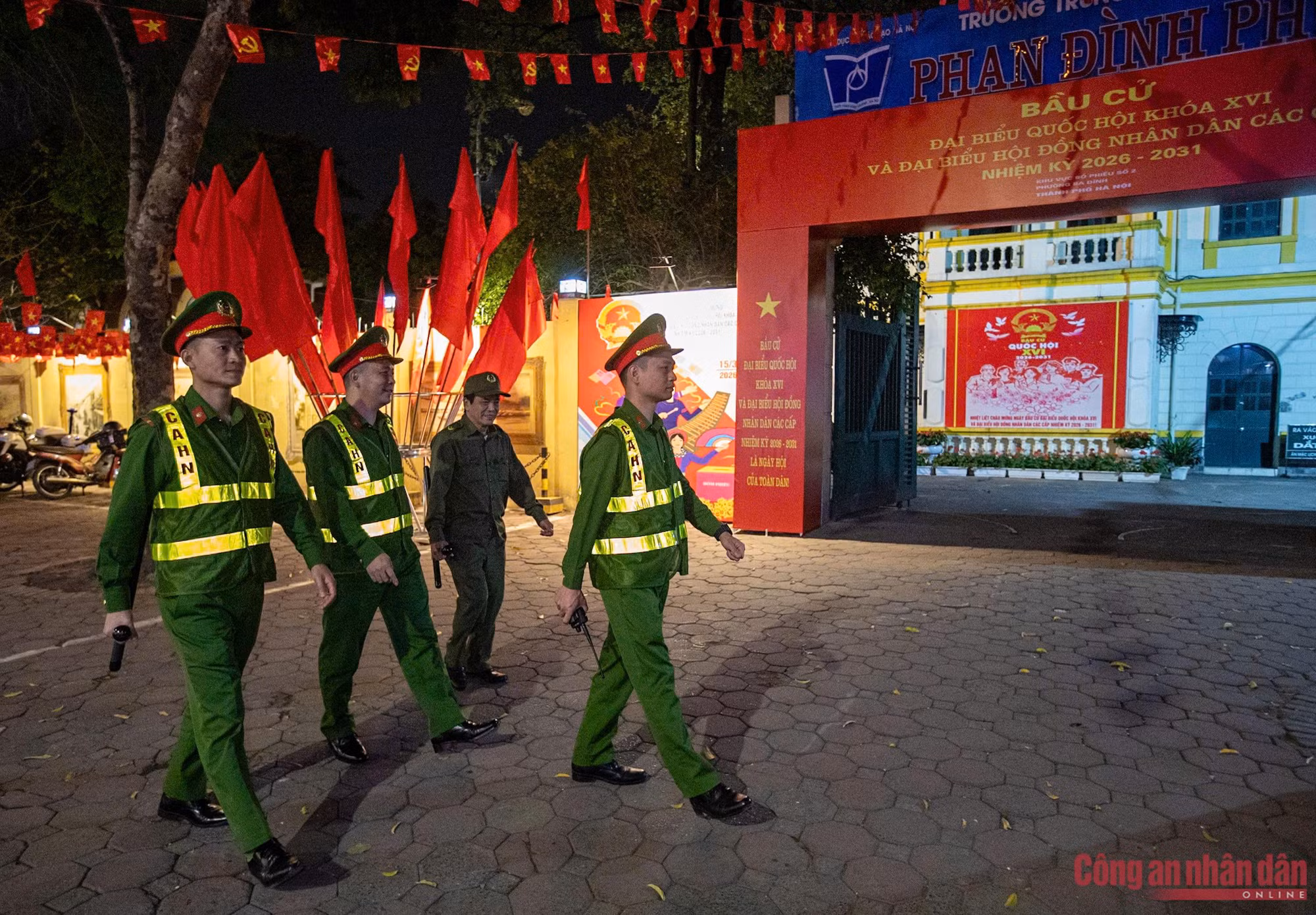 Công an Hà Nội tuần tra đêm, siết chặt an ninh sẵn sàng ngày bầu cử -5