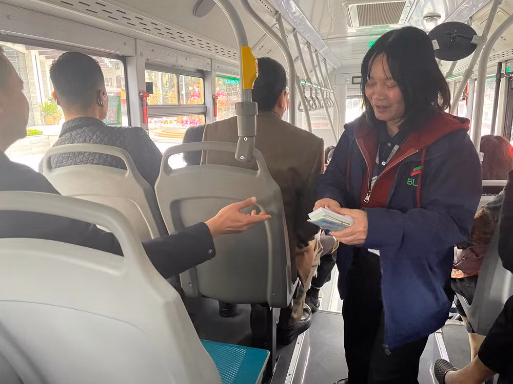 Tết ở Hà Nội: Người dân hào hứng trải nghiệm xe buýt, tàu điện, điểm gửi xe giá 0 đồng -0