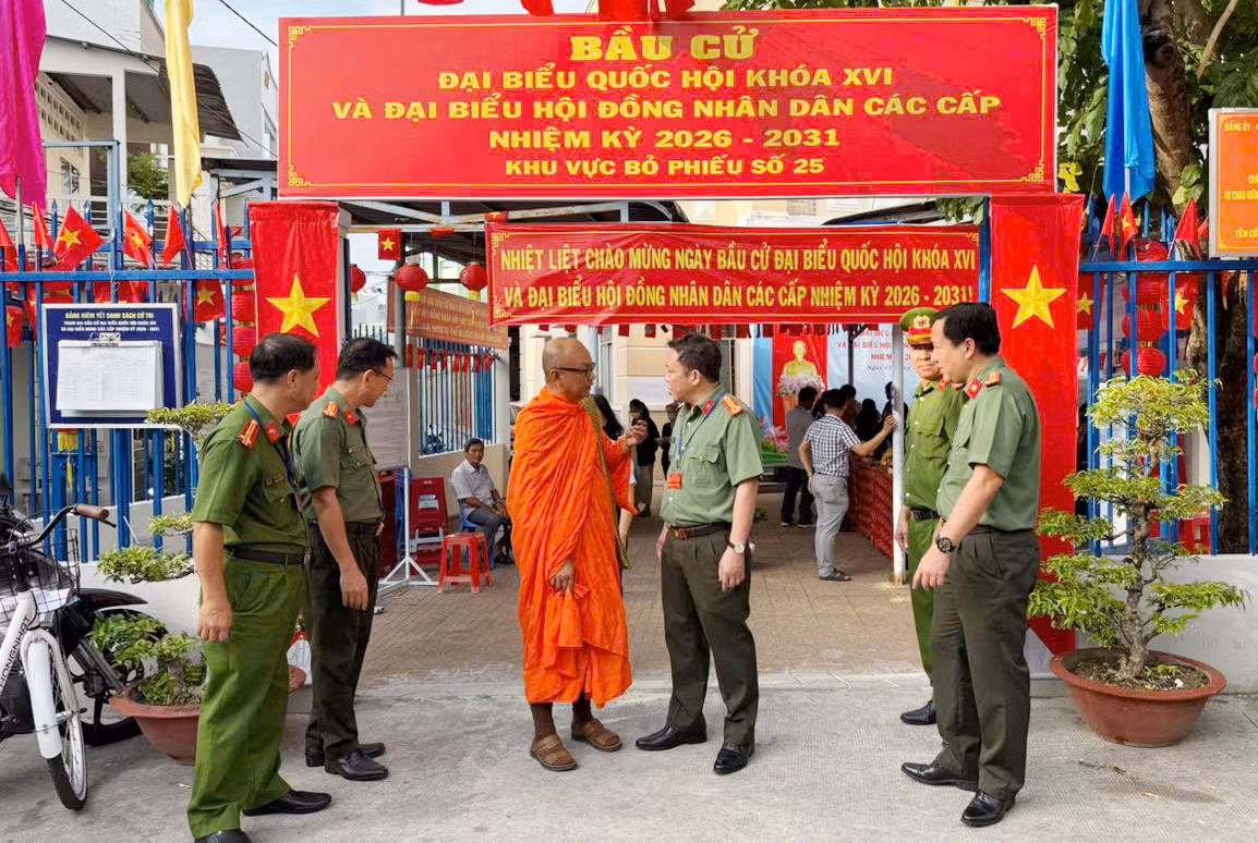 Cử tri là chức sắc, chức việc, đồng bào tôn giáo TP Cần Thơ hăng hái tham gia bầu cử -2