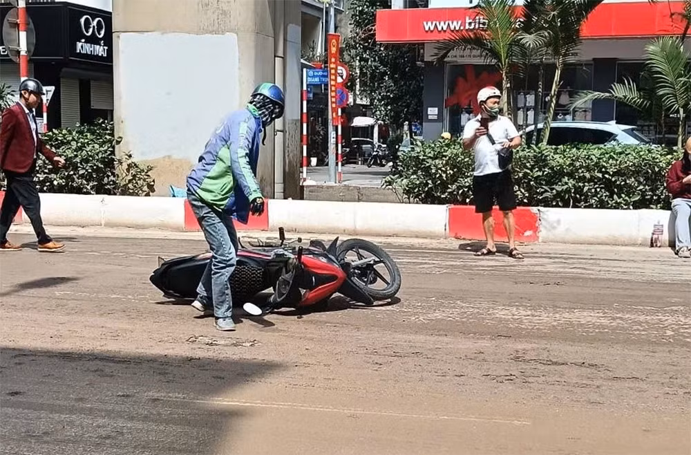 Công an truy tìm xe tải làm rơi vãi bùn đất khiến nhiều người trượt ngã nguy hiểm -0