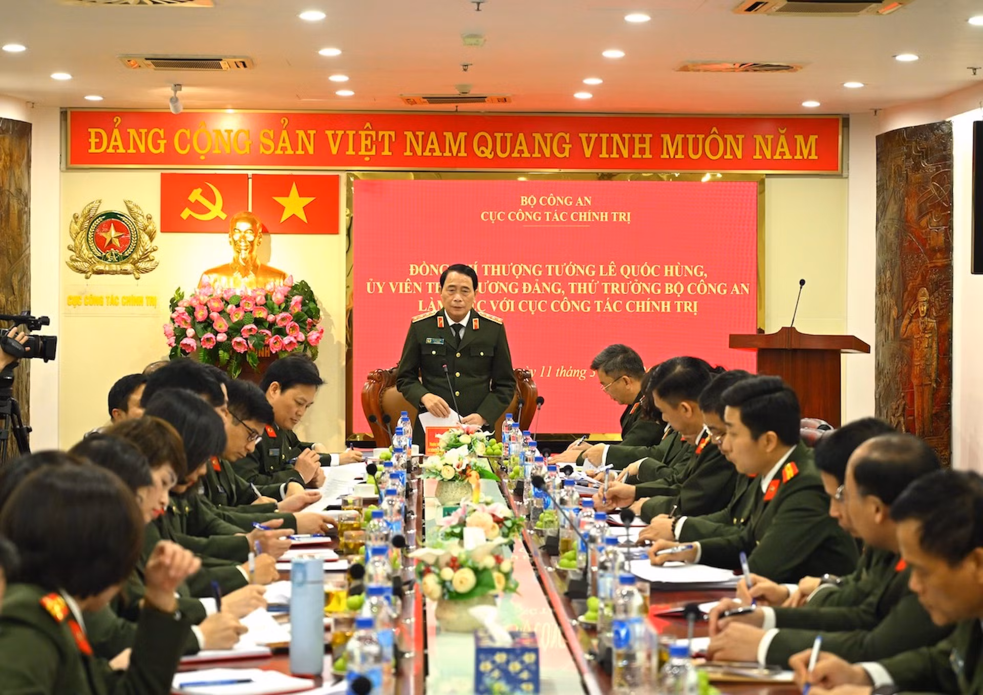 Thứ trưởng Lê Quốc Hùng làm việc với Cục Công tác chính trị -1