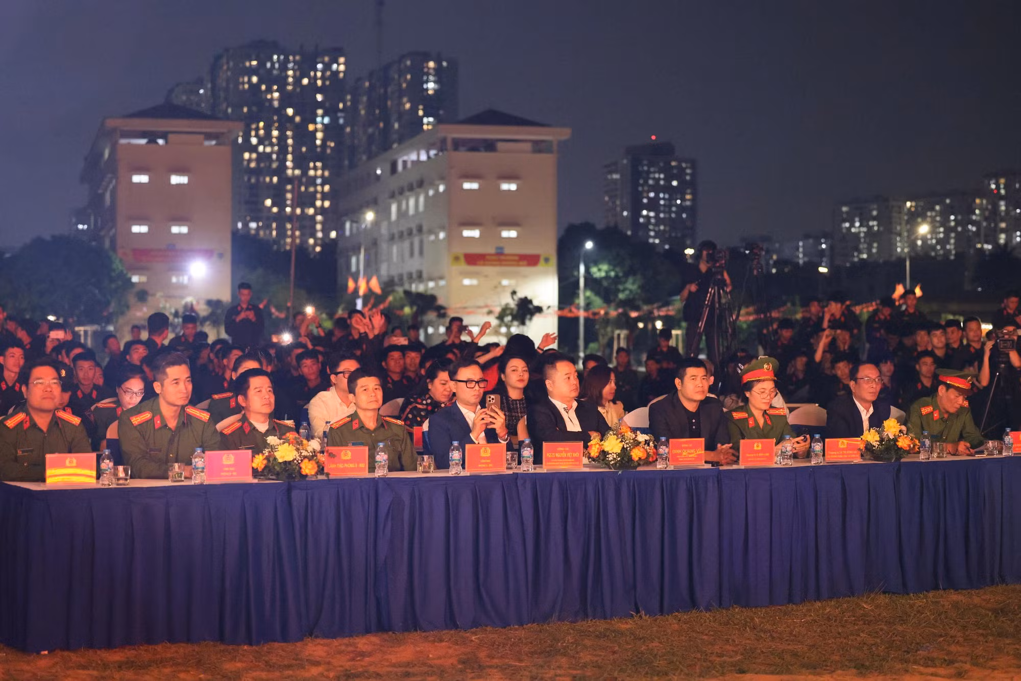 “Món quà đặc biệt” dành cho các tân binh -0