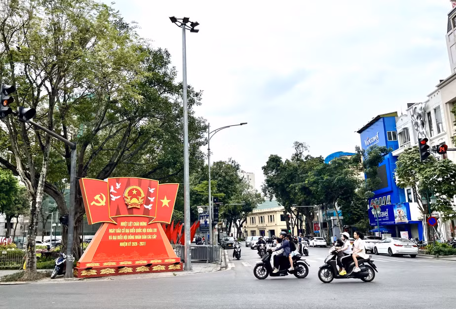 Hà Nội rộn ràng cờ hoa trước ngày bầu cử -0