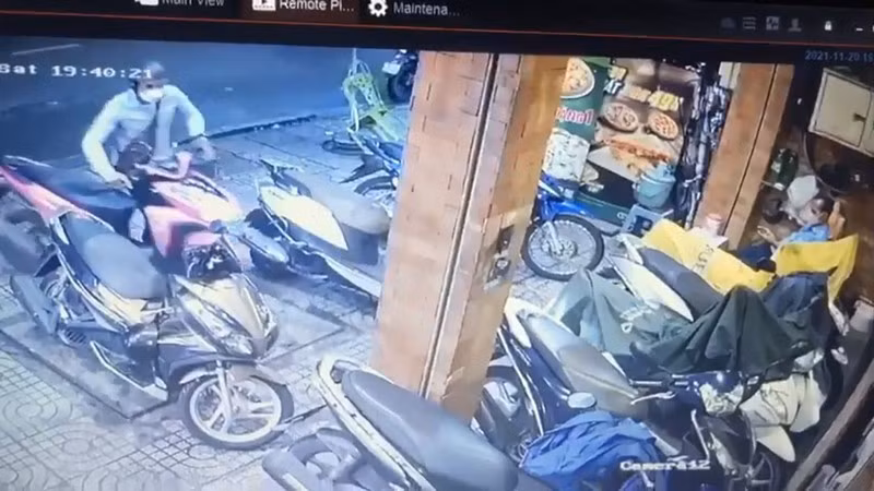 Bảo vệ cắm mặt vào điện thoại, trộm ngang nhiên bẻ khóa trộm xe -0
