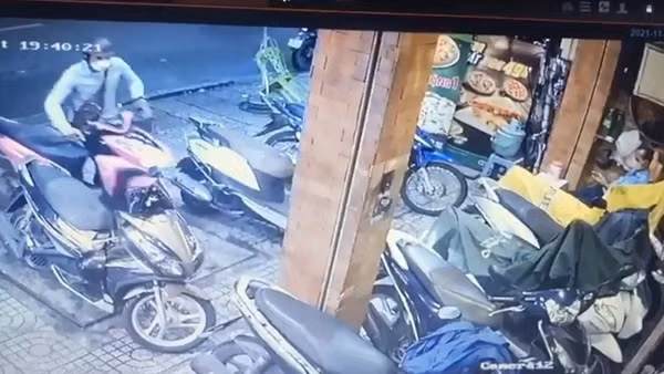 Bảo vệ dán mắt vào điện thoại, trộm ngang nhiên bẻ khóa trộm xe