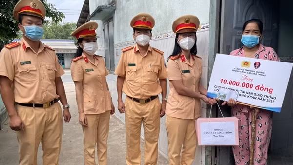 CSGT hỗ trợ gia đình có hoàn cảnh khó khăn do tai nạn giao thông