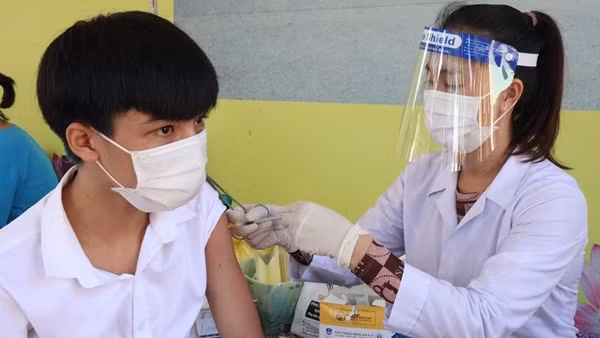 Công an huyện tích cực hỗ trợ người dân khu phong tỏa do COVID-19 ảnh 4